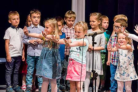 Besídka ZŠ a MŠ Dolní Třebonín ke Dni matek, Kino Velešín 11.5.2018, foto: Lubor Mrázek