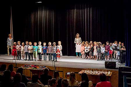 Besídka ZŠ a MŠ Dolní Třebonín ke Dni matek, Kino Velešín 11.5.2018, foto: Lubor Mrázek