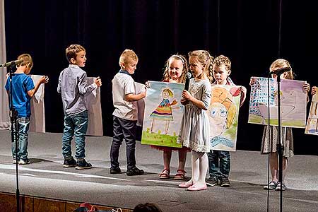 Besídka ZŠ a MŠ Dolní Třebonín ke Dni matek, Kino Velešín 11.5.2018, foto: Lubor Mrázek