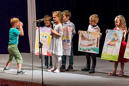 Besídka ZŠ a MŠ Dolní Třebonín ke Dni matek, Kino Velešín 11.5.2018, foto: Lubor Mrázek