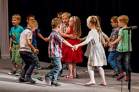 Besídka ZŠ a MŠ Dolní Třebonín ke Dni matek, Kino Velešín 11.5.2018, foto: Lubor Mrázek