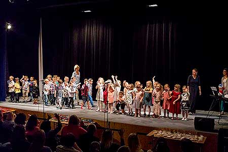 Besídka ZŠ a MŠ Dolní Třebonín ke Dni matek, Kino Velešín 11.5.2018, foto: Lubor Mrázek