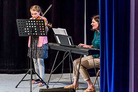 Besídka ZŠ a MŠ Dolní Třebonín ke Dni matek, Kino Velešín 11.5.2018, foto: Lubor Mrázek