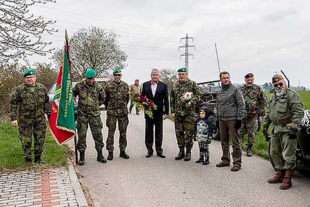 Pietní akt na počest spojeneckého pilota poručíka Billa Preddyho, Záluží 13.4.2019, foto: Lubor Mrázek