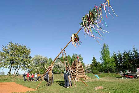 Pálení čarodějnic v obci Dolní Třebonín, 30.4.2007, foto: Lubor Mrázek