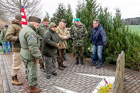 Pietní akt na počest spojeneckého pilota poručíka Billa Preddyho v Záluží 16.4.2022, foto: Lubor Mrázek