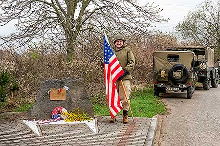 Pietní akt na počest spojeneckého pilota poručíka Billa Preddyho v Záluží 16.4.2022, foto: Lubor Mrázek