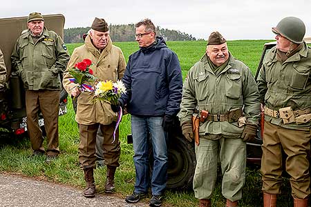 Pietní akt na počest spojeneckého pilota poručíka Billa Preddyho v Záluží 16.4.2022, foto: Lubor Mrázek