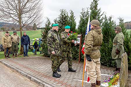 Pietní akt na počest spojeneckého pilota poručíka Billa Preddyho v Záluží 16.4.2022, foto: Lubor Mrázek