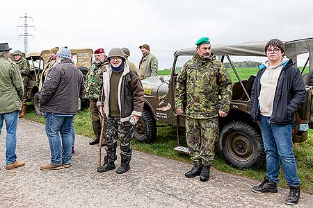 Pietní akt na počest spojeneckého pilota poručíka Billa Preddyho v Záluží 16.4.2022, foto: Lubor Mrázek