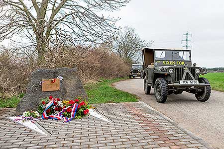 Pietní akt na počest spojeneckého pilota poručíka Billa Preddyho v Záluží 16.4.2022, foto: Lubor Mrázek