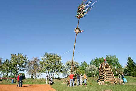 Pálení čarodějnic v obci Dolní Třebonín, 30.4.2007, foto: Lubor Mrázek