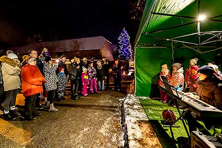 Zpívání pod vánočním stromem v Dolním Třeboníně 17. prosince 2022, Foto: Lubor Mrázek