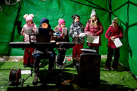 Zpívání pod vánočním stromem v Dolním Třeboníně 17. prosince 2022, foto: Lubor Mrázek