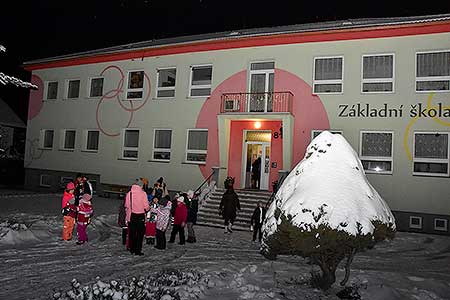 Zpívání pod vánočním stromem v Dolním Třeboníně 17. prosince 2022, foto: Jan Švec