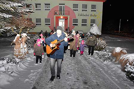 Zpívání pod vánočním stromem v Dolním Třeboníně 17. prosince 2022, foto: Jan Švec