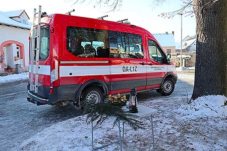 SDH Prostřední Svince a letos opět přivezlo Betlémské světlo a v neděli 18. prosince ho rozdávali zájemcům v Dolním Třeboníně, ...