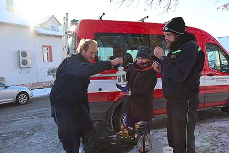 SDH Prostřední Svince a letos opět přivezlo Betlémské světlo a v neděli 18. prosince ho rozdávali zájemcům v Dolním Třeboníně, ...