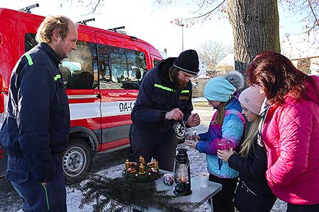 SDH Prostřední Svince a letos opět přivezlo Betlémské světlo a v neděli 18. prosince ho rozdávali zájemcům v Dolním Třeboníně, ...