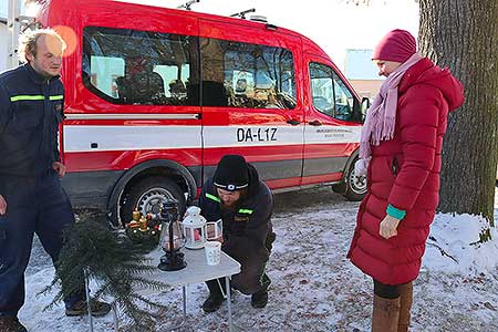 SDH Prostřední Svince a letos opět přivezlo Betlémské světlo a v neděli 18. prosince ho rozdávali zájemcům v Dolním Třeboníně, ...