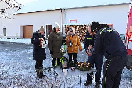 SDH Prostřední Svince a letos opět přivezlo Betlémské světlo a v neděli 18. prosince ho rozdávali zájemcům v Dolním Třeboníně, ...