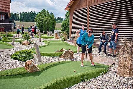 Minigolf v Resortu Olšina, 3. soutěž Třebonínského klání dvojic 11. 6. 2023, foto: Jan Švec