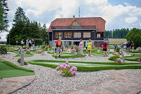 Minigolf v Resortu Olšina, 3. soutěž Třebonínského klání dvojic 11. 6. 2023, foto: Jan Švec