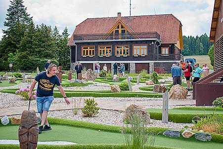 Minigolf v Resortu Olšina, 3. soutěž Třebonínského klání dvojic 11. 6. 2023, foto: Jan Švec