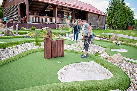 Minigolf v Resortu Olšina, 3. soutěž Třebonínského klání dvojic 11. 6. 2023, foto: Jan Švec