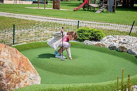 Minigolf v Resortu Olšina, 3. soutěž Třebonínského klání dvojic 11. 6. 2023, foto: Jan Švec