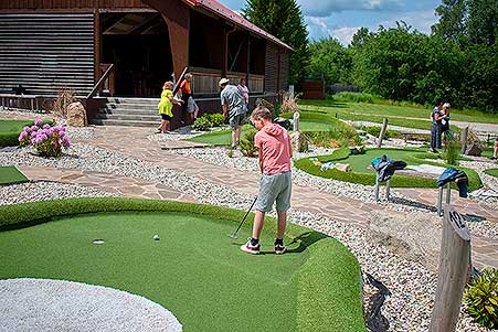 Minigolf v Resortu Olšina, 3. soutěž Třebonínského klání dvojic 11. 6. 2023, foto: Jan Švec