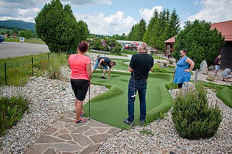 Minigolf v Resortu Olšina, 3. soutěž Třebonínského klání dvojic 11. 6. 2023, foto: Jan Švec