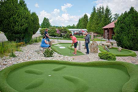 Minigolf v Resortu Olšina, 3. soutěž Třebonínského klání dvojic 11. 6. 2023, foto: Jan Švec