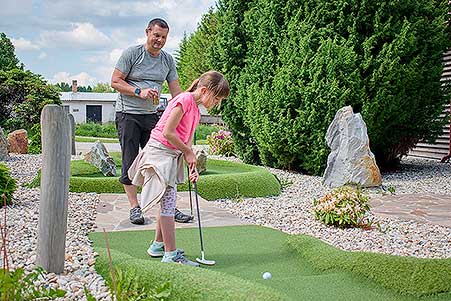 Minigolf v Resortu Olšina, 3. soutěž Třebonínského klání dvojic 11. 6. 2023, foto: Jan Švec