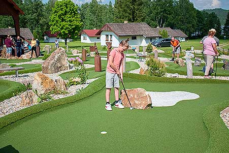 Minigolf v Resortu Olšina, 3. soutěž Třebonínského klání dvojic 11. 6. 2023, foto: Jan Švec