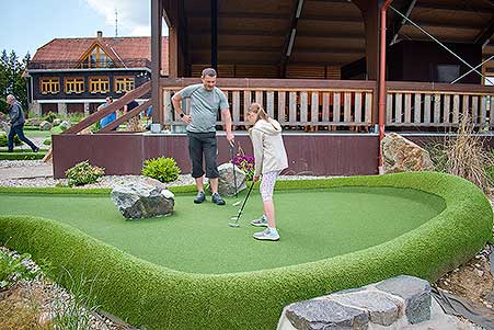 Minigolf v Resortu Olšina, 3. soutěž Třebonínského klání dvojic 11. 6. 2023, foto: Jan Švec