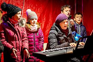 Zpívání pod vánočním stromem, Dolní Třebonín 16. prosince 2023, foto: Lubor Mrázek