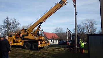Stavba hnízda pro čápy v Zaluží 13.2.2024