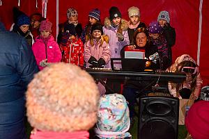 Zpívání u vánočního stromu, Dolní Třebonín 20. prosince 2025, foto: Jan Švec