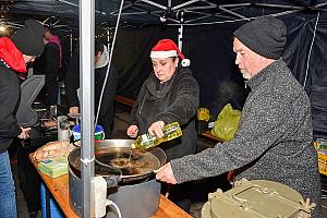 Zpívání u vánočního stromu, Dolní Třebonín 20. prosince 2025, foto: Jan Švec