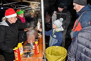 Zpívání u vánočního stromu, Dolní Třebonín 20. prosince 2025, foto: Jan Švec