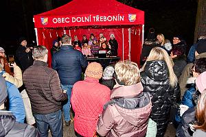 Zpívání u vánočního stromu, Dolní Třebonín 20. prosince 2025, foto: Jan Švec