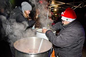 Zpívání u vánočního stromu, Dolní Třebonín 20. prosince 2025, foto: Jan Švec