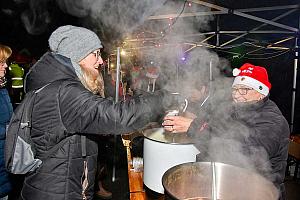 Zpívání u vánočního stromu, Dolní Třebonín 20. prosince 2025, foto: Jan Švec