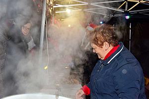 Zpívání u vánočního stromu, Dolní Třebonín 20. prosince 2025, foto: Jan Švec