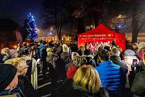 Zpívání u&nbsp;vánočního stromu, Dolní&nbsp;Třebonín 20. prosince 2025, foto: Lubor Mrázek