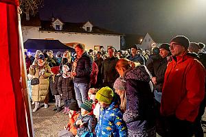 Zpívání u vánočního stromu, Dolní Třebonín 20. prosince 2025, foto: Lubor Mrázek