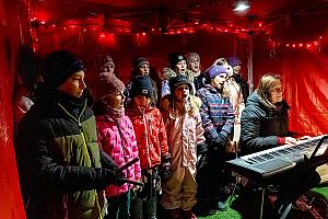 Zpívání u vánočního stromu, Dolní Třebonín 20. prosince 2025, foto: Lubor Mrázek