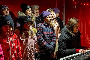 Zpívání u vánočního stromu, Dolní Třebonín 20. prosince 2025, foto: Lubor Mrázek