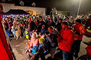 Zpívání u vánočního stromu, Dolní Třebonín 20. prosince 2025, foto: Lubor Mrázek